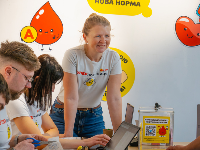 дівчина у футболці з написами про донорство