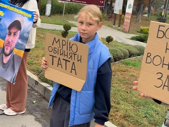 «Полонені — не забуті»: в Опішні відбулася мирна акція на підтримку родин зниклих безвісти та полонених захисників