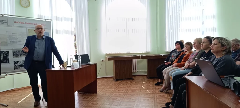 спікер виступає перед аудиторією в залі