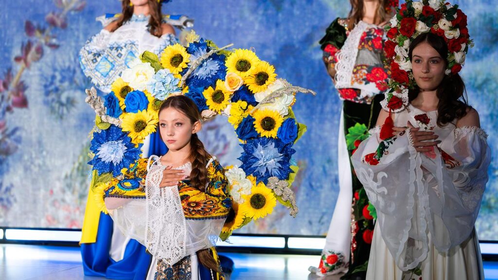 Аліна на сцені саміту