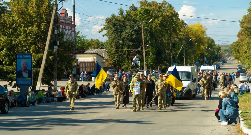 траурна процесія рухається вулицями міста