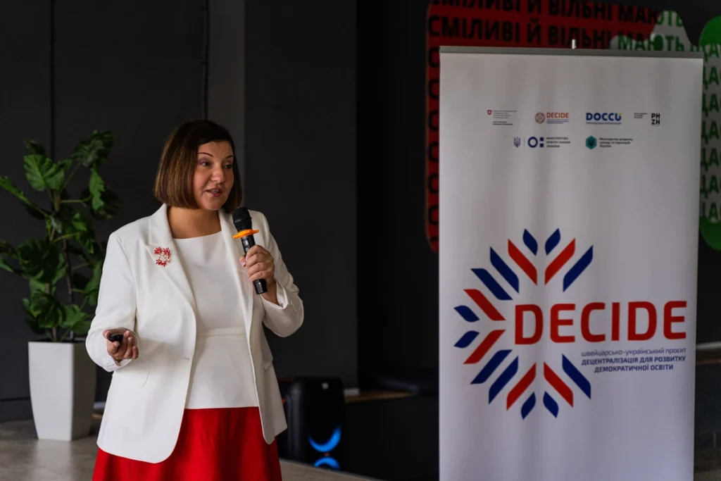 Валентина Полторак виступає