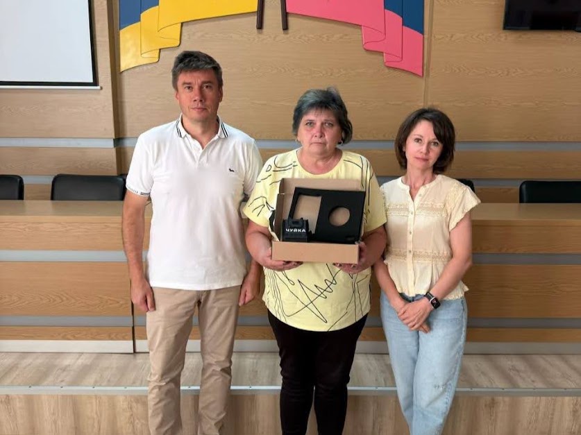 Олександр Біленький із Оксаною Дядюновою передають обладнання пані Світлані