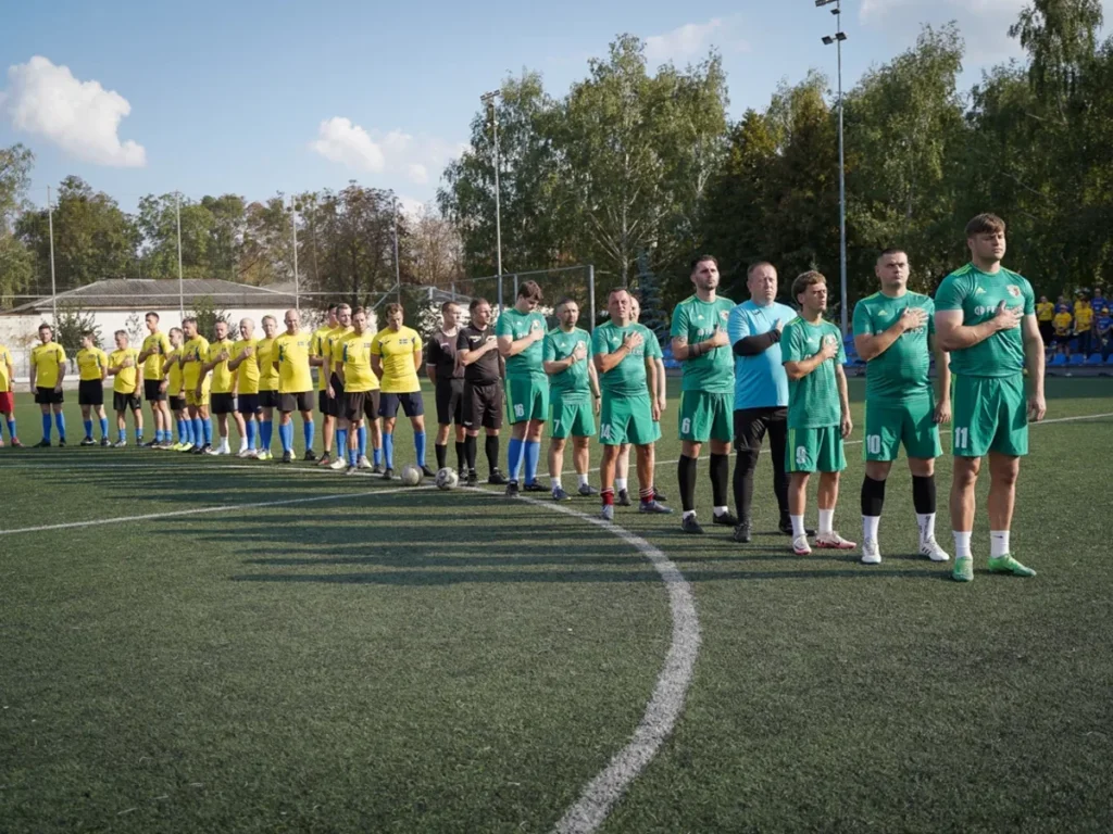 Спорт об’єднує: у Полтаві держслужбовці зіграли в футбол зі шведською делегацією