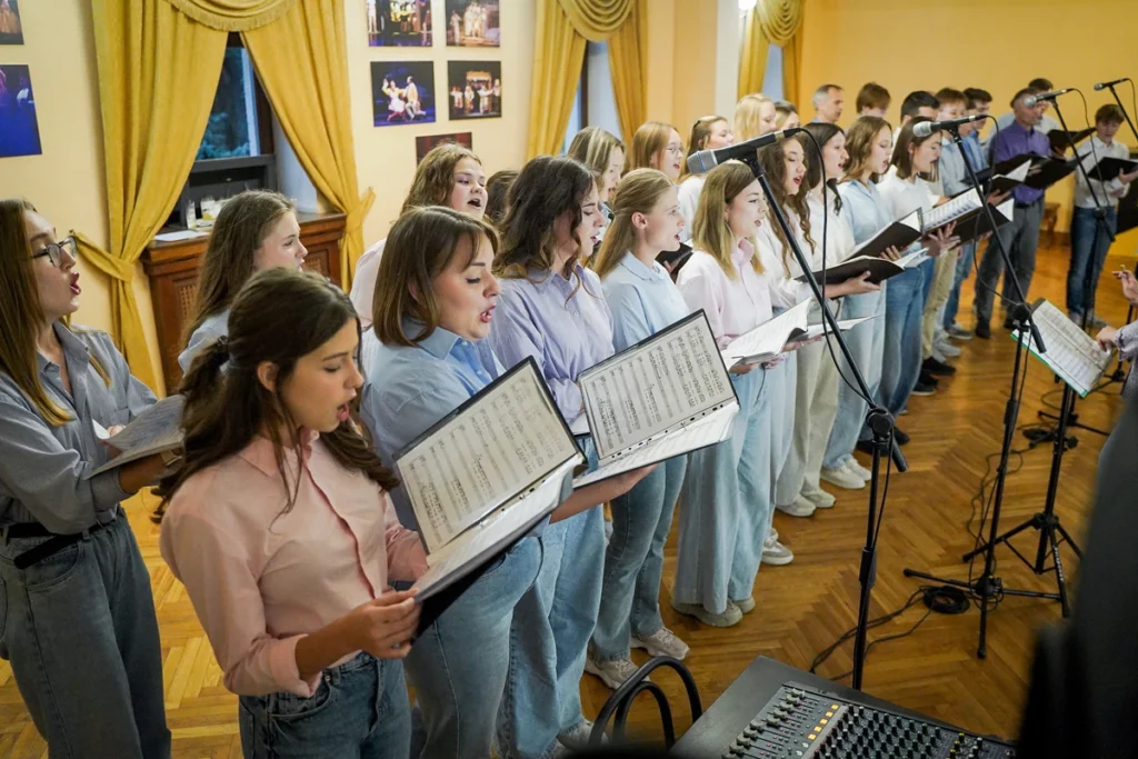 співачки й співаки тримають у руках партитури