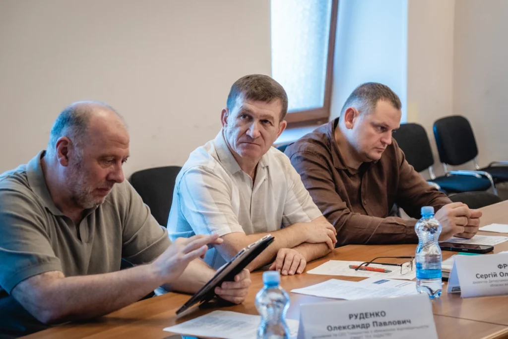 люди за столом