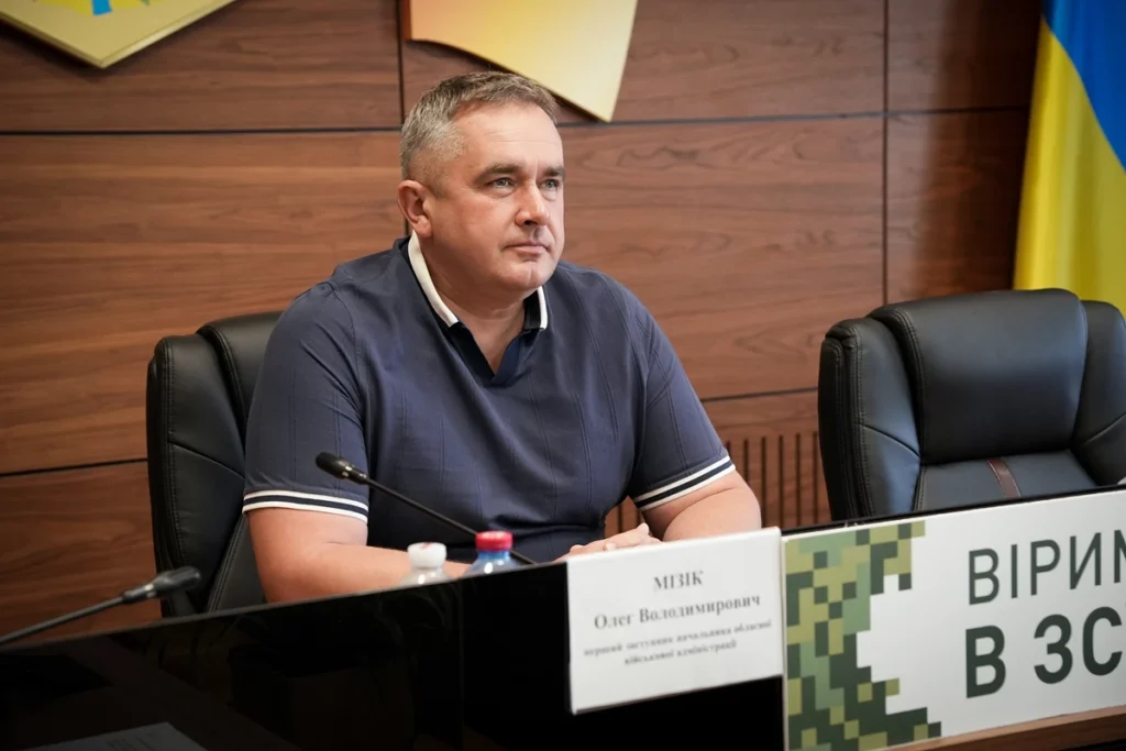 Олег Мізік за столом