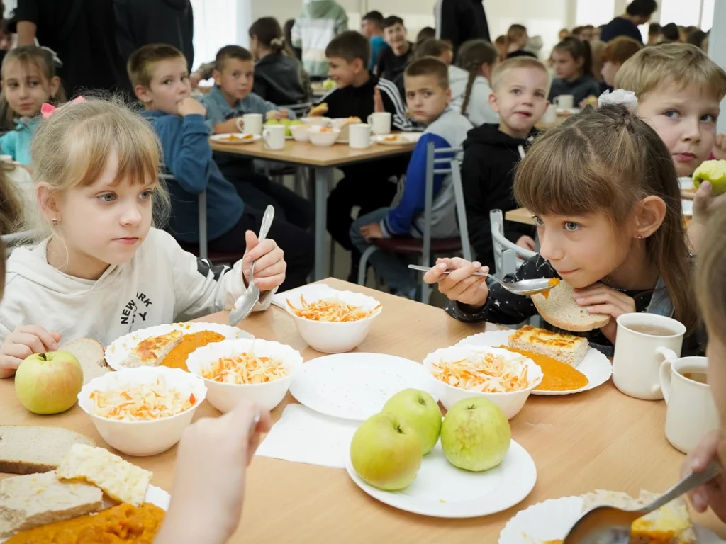 У Зіньківському опорному ліцеї гарячими обідами забезпечили майже 600 учнів