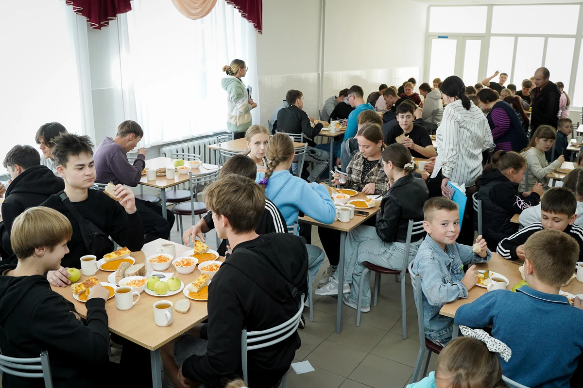 Діти в їдальні