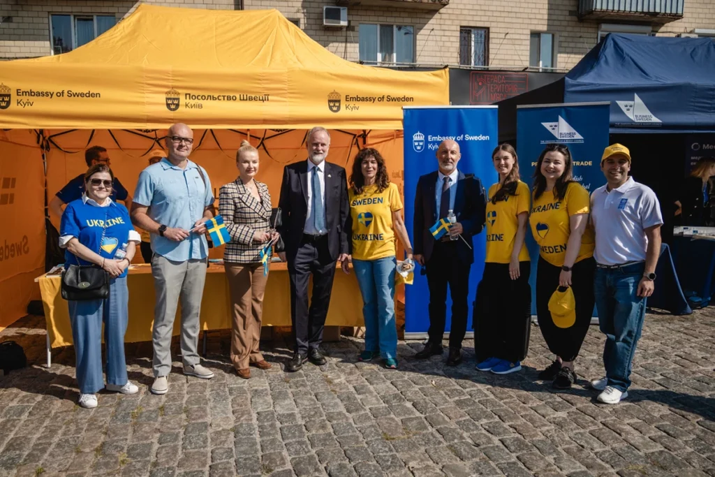 спільне фото українців та шведів біля намету шведського посольства