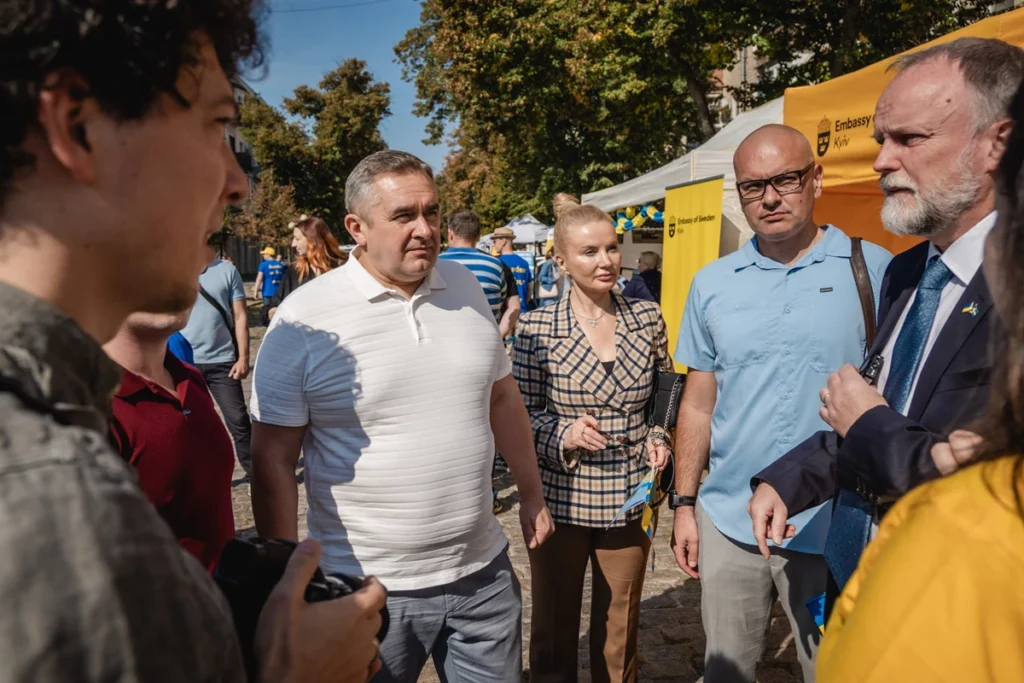 Представники української та шведської сторін спілкуються на Театральній площі в Полтаві біля наметів
