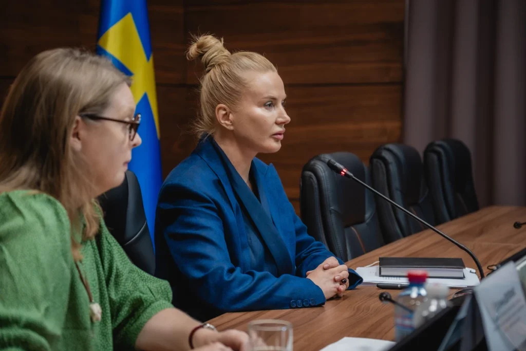 Ірина Салогуб сидить перед мікрофоном