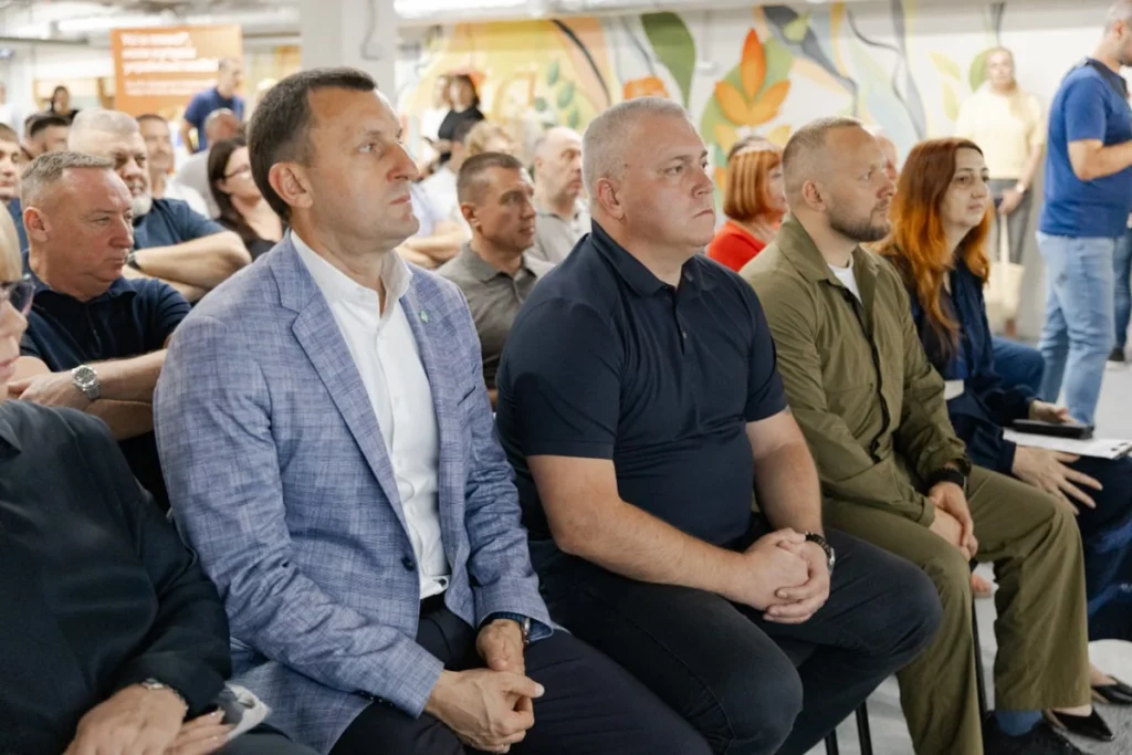 Олександр Галич, Віталій Дяківнич. Максим Калінін, Олена Онупко сидять на першому ряду в залі