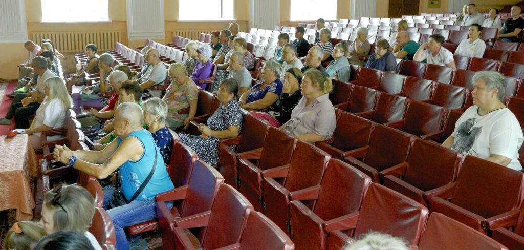 люди в залі