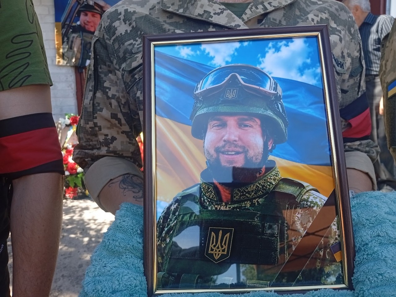 У Миргородській громаді попрощалися із загиблим Захисником Володимиром Переваловим