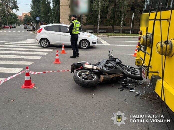 У Полтаві на вулиці Європейській мотоцикл врізався у тролейбус: постраждали двоє людей