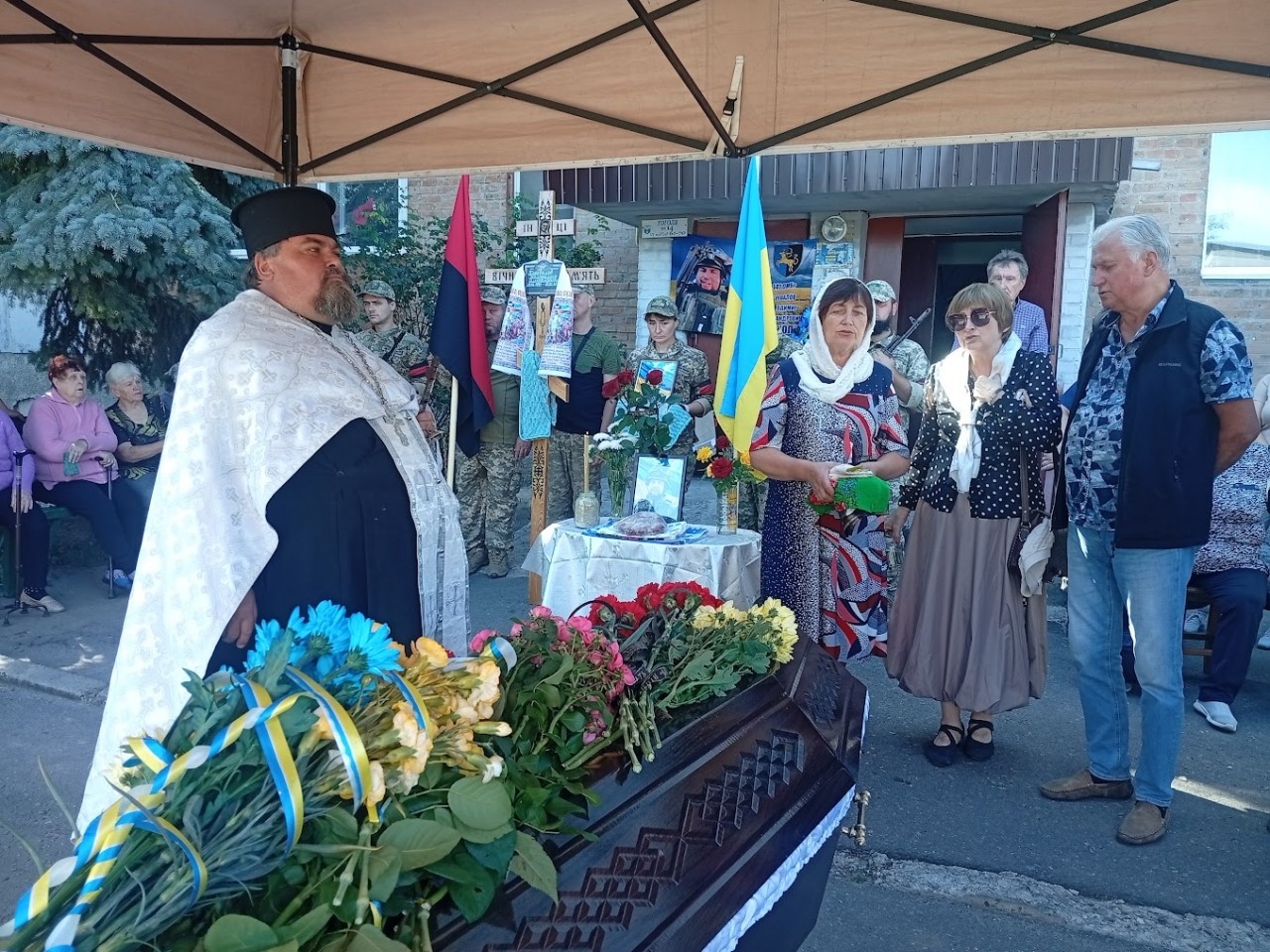 У Миргородській громаді попрощалися із загиблим Захисником Володимиром Переваловим