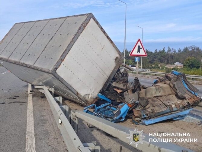 Смертельна аварія на трасі Київ — Харків: на Полтавщині загинув водій вантажівки