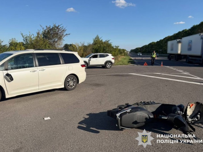Їхали вдвох на електроскутері: у ДТП на Полтавщині травмувалися дві 15-річні дівчини