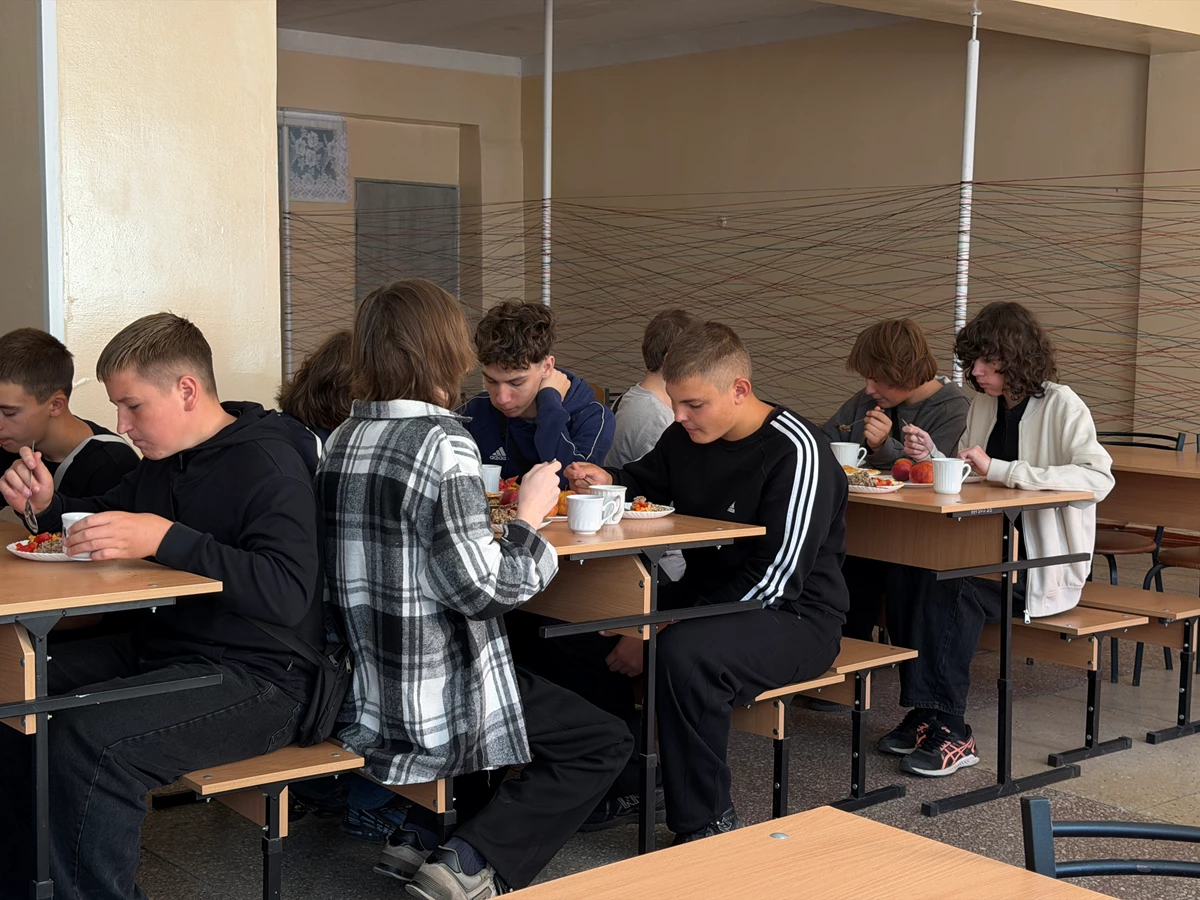 Діти в їдальні