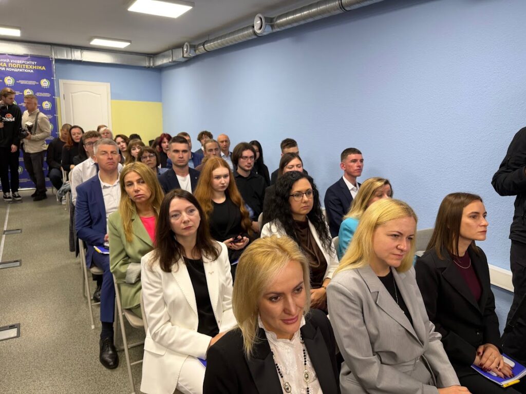 люди в залі