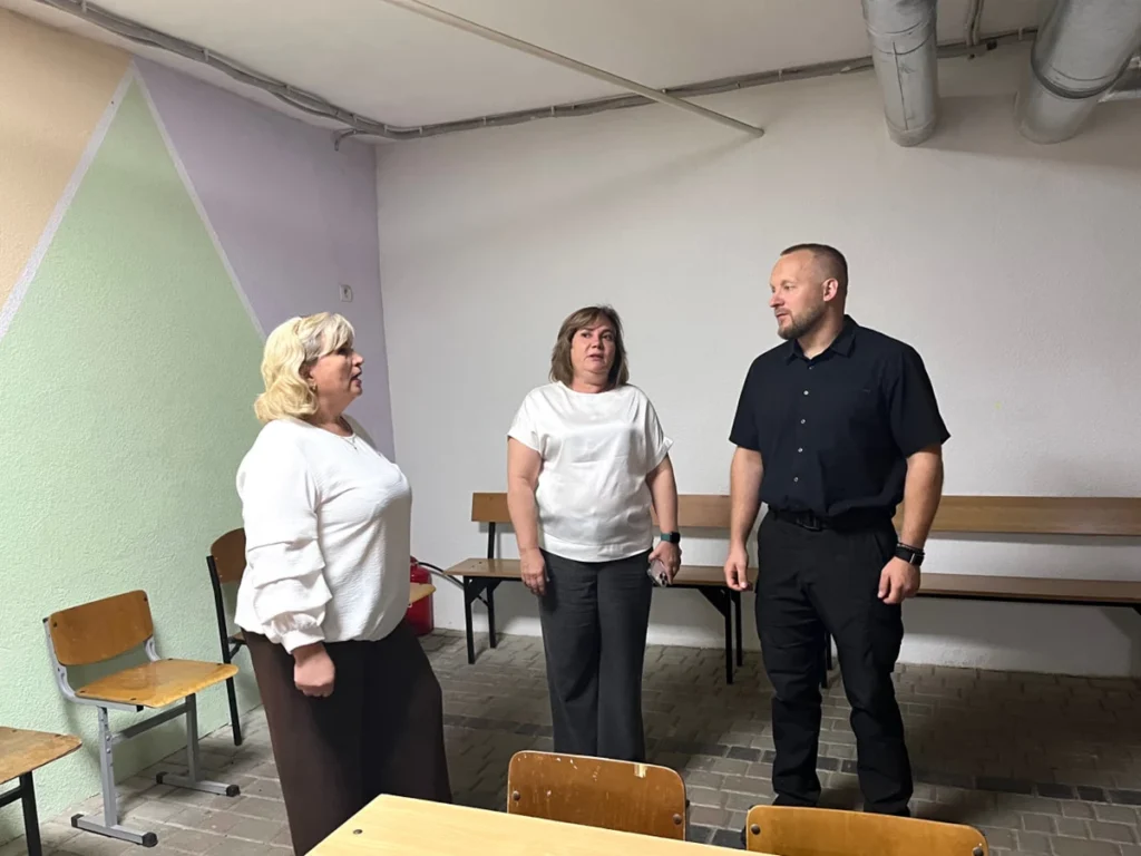 чоловік і дві жінки оглядають облаштоване приміщення