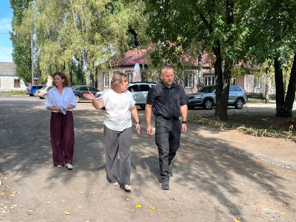 чоловік і дві жінки ідуть вулицею