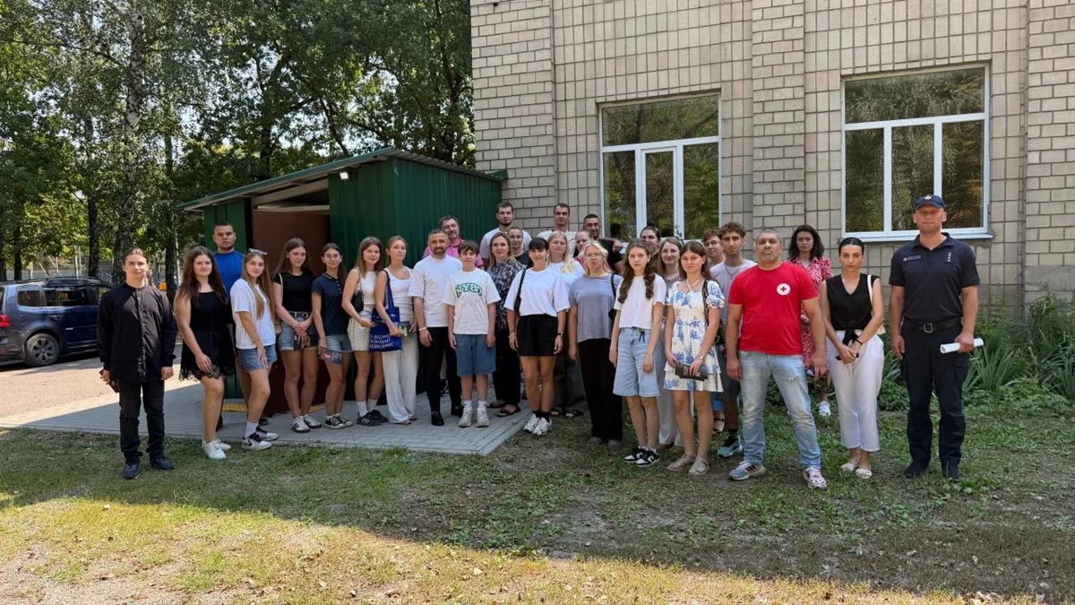 Люди перед будівлею
