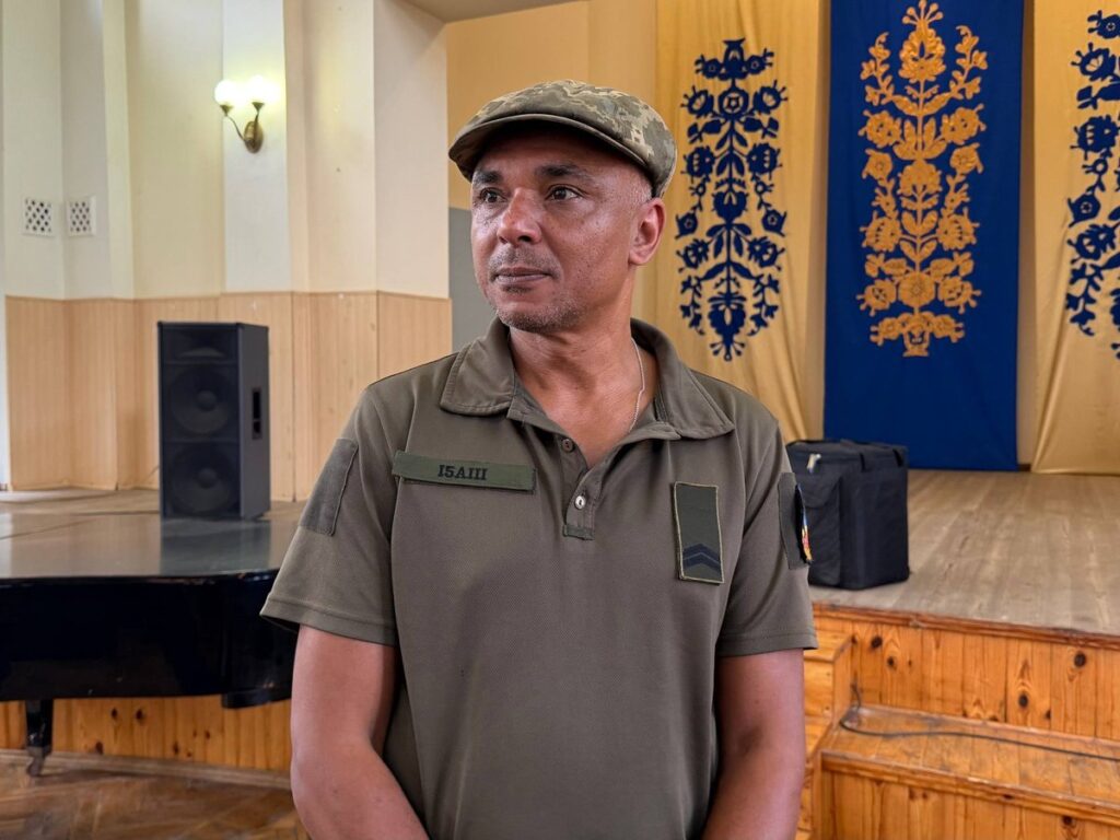«Всі військові — колишні цивільні»: у Полтаві виступив «Інструментально-Бліндажний Ансамбль Шансону» під керівництвом Мирослава Кувалдіна