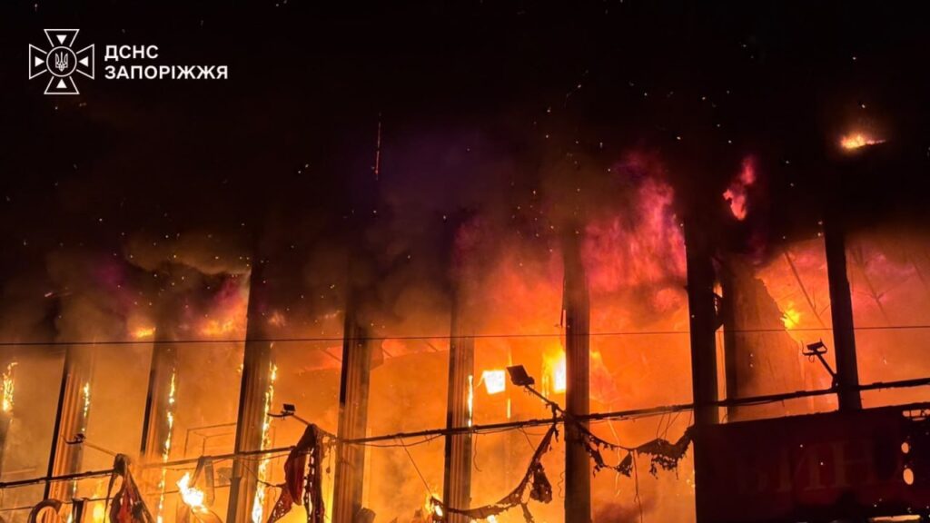 Масований удар по Запоріжжю: росіяни уразили ТЦ, університет та дев’ятиповерхівку