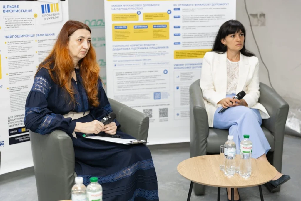 Олена Онупко та Олена Бабенко спілкуються з учасниками форуму