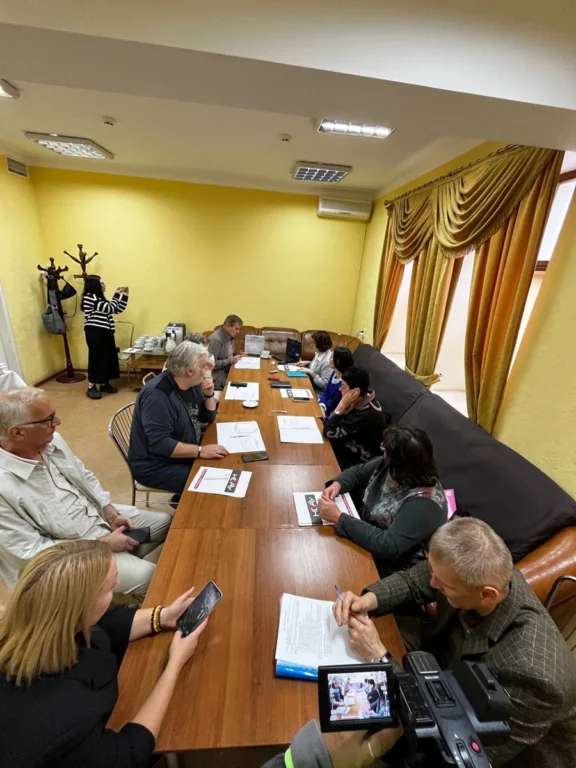 люди за столом.