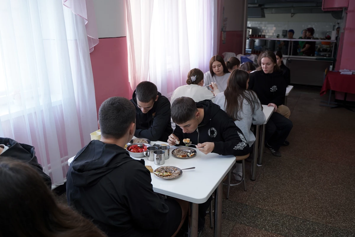 підлітки в їдальні