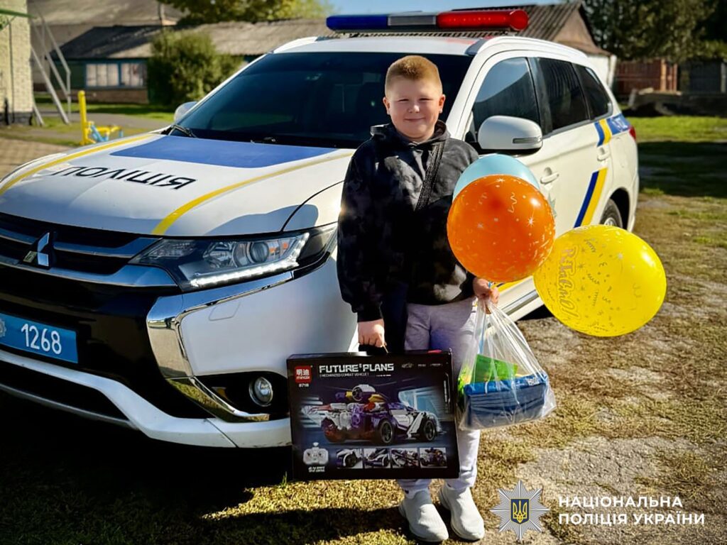 «Ми завжди поруч»: на Миргородщині поліцейські привітали з 10-річчям Мирослава Капустіна, батько якого віддав життя за Україну