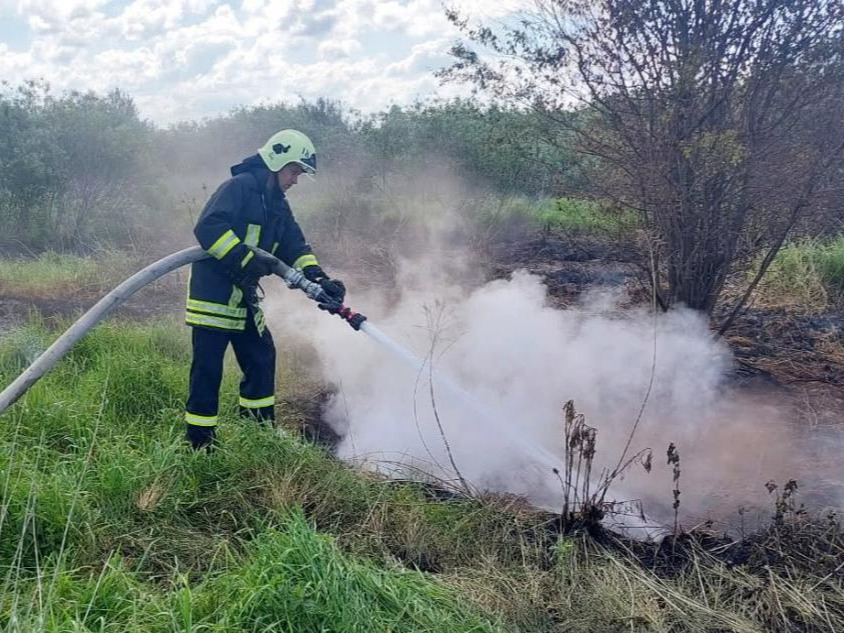 вогнеборець ліквідовує пожежу