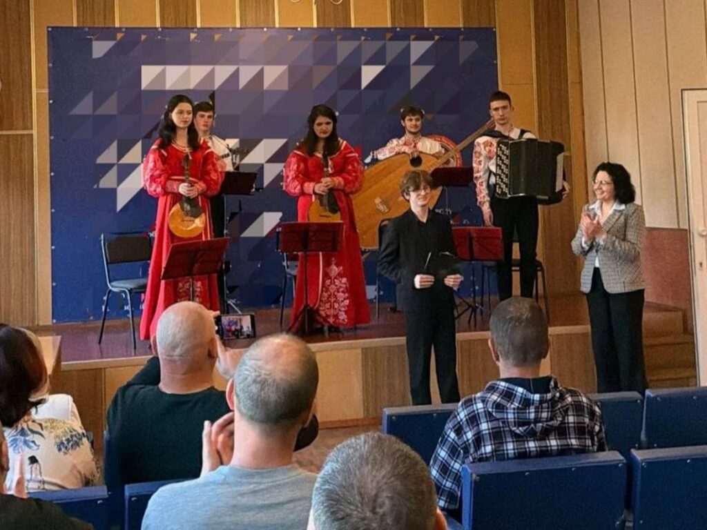 Студенти Полтавського коледжу мистецтв провели творчий захід для військовослужбовців у реабілітаційному центрі