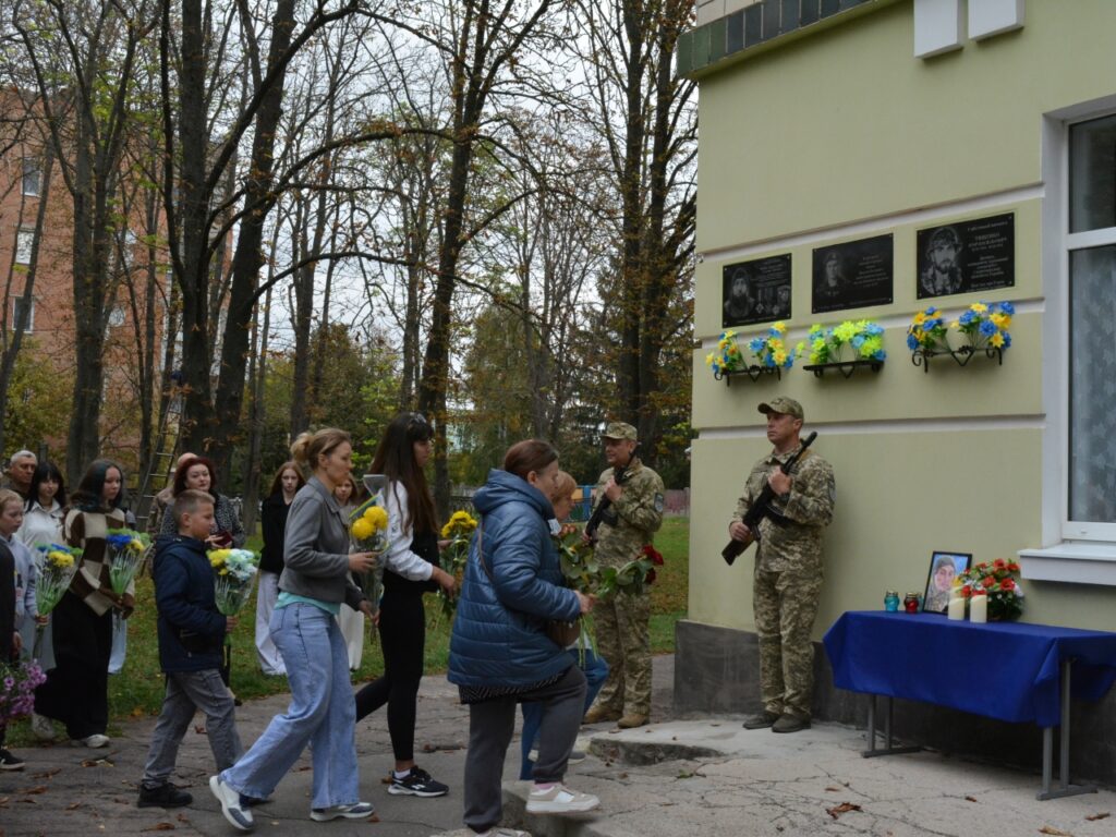 У Миргородській гімназії №3 відкрили меморіальну дошку полеглому Захиснику Ярославові Галичу