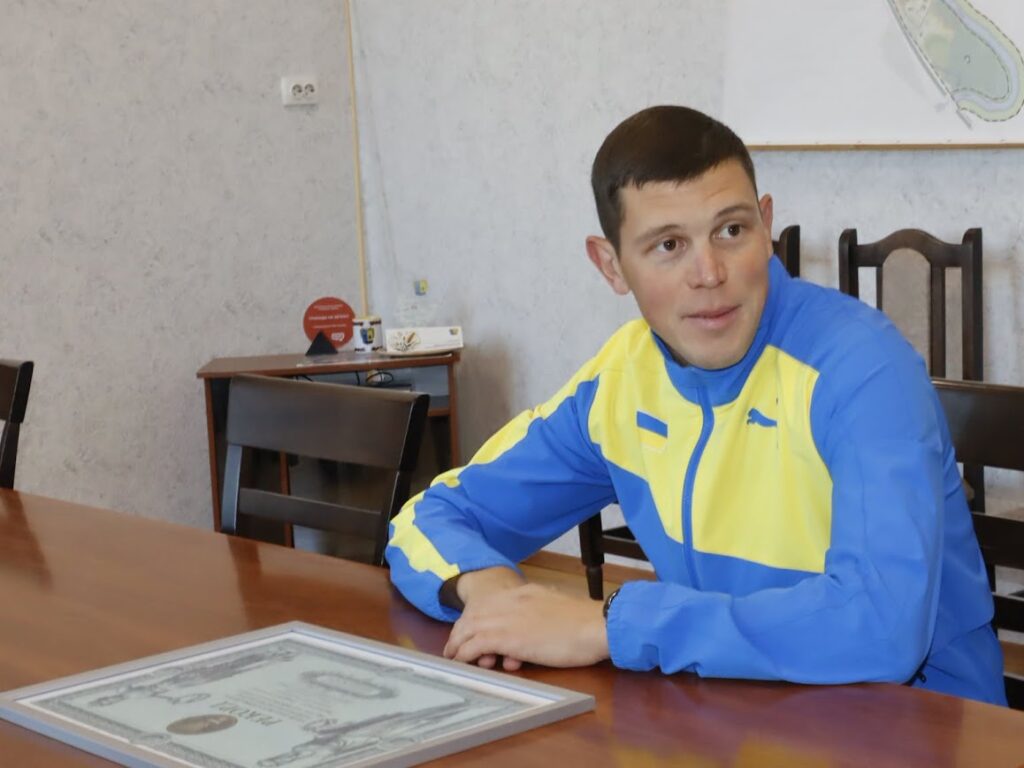 Андрій Гречаний сидить за столом