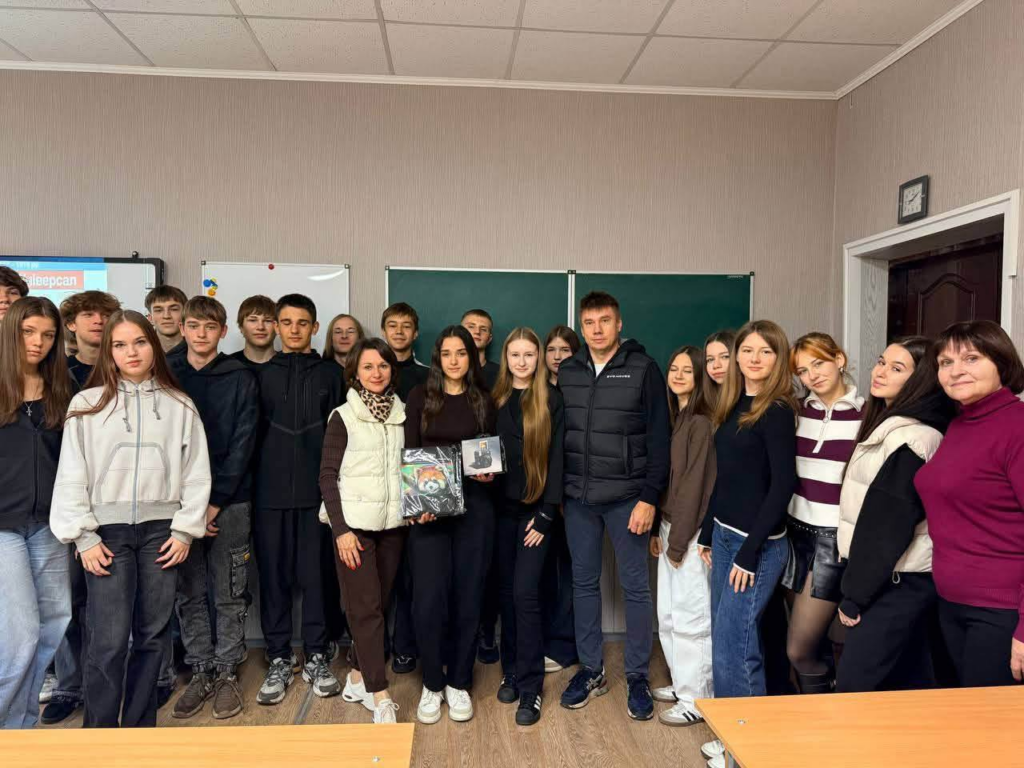 Фотоапарат і набір для малювання: Олександр Біленький вручив подарунки переможниці Конкурсу шкільних малюнків Софії Сухиній