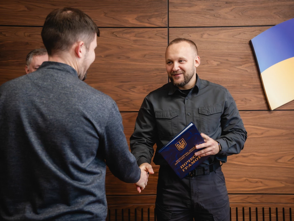Дороги для фронту, екстрених служб і громад: на Полтавщині привітали перевізників та працівників транспортної галузі
