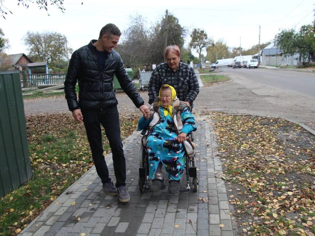 4,1 км без бар’єрів: в Опішні облаштовують маршрут до соціально важливих об’єктів