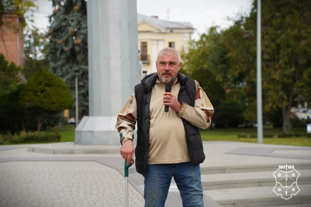 Чоловік говорить у мікрофон