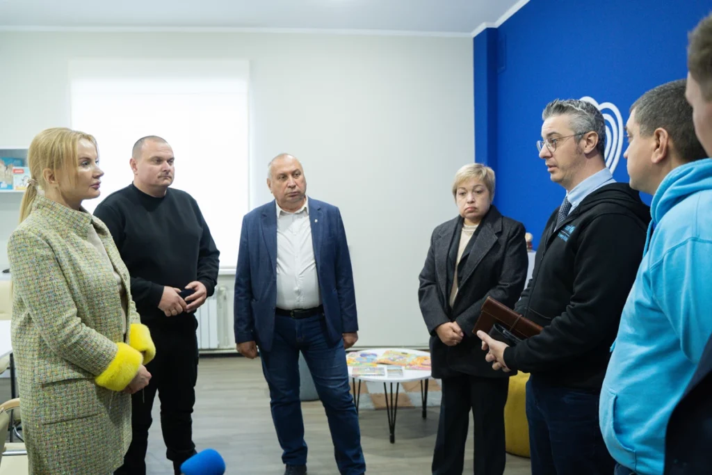 учасники відкриття спілкуються між собою