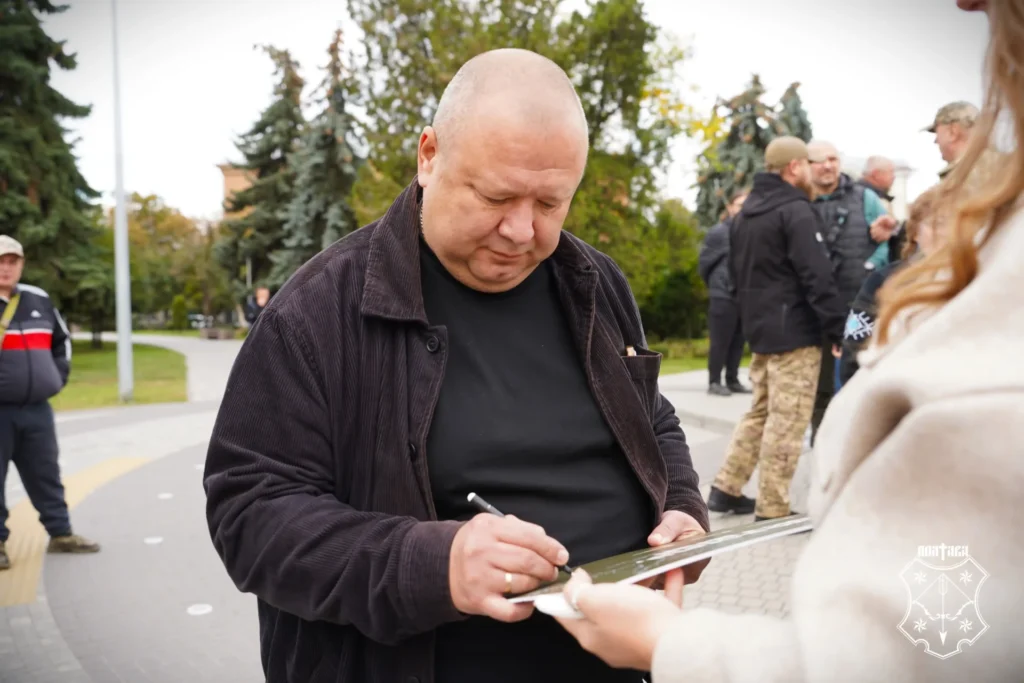 чоловік підписує табличку