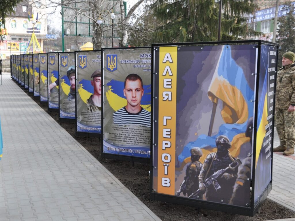 У Нових Санжарах невідомий пошкодив Алею Героїв: поліція розшукує порушника