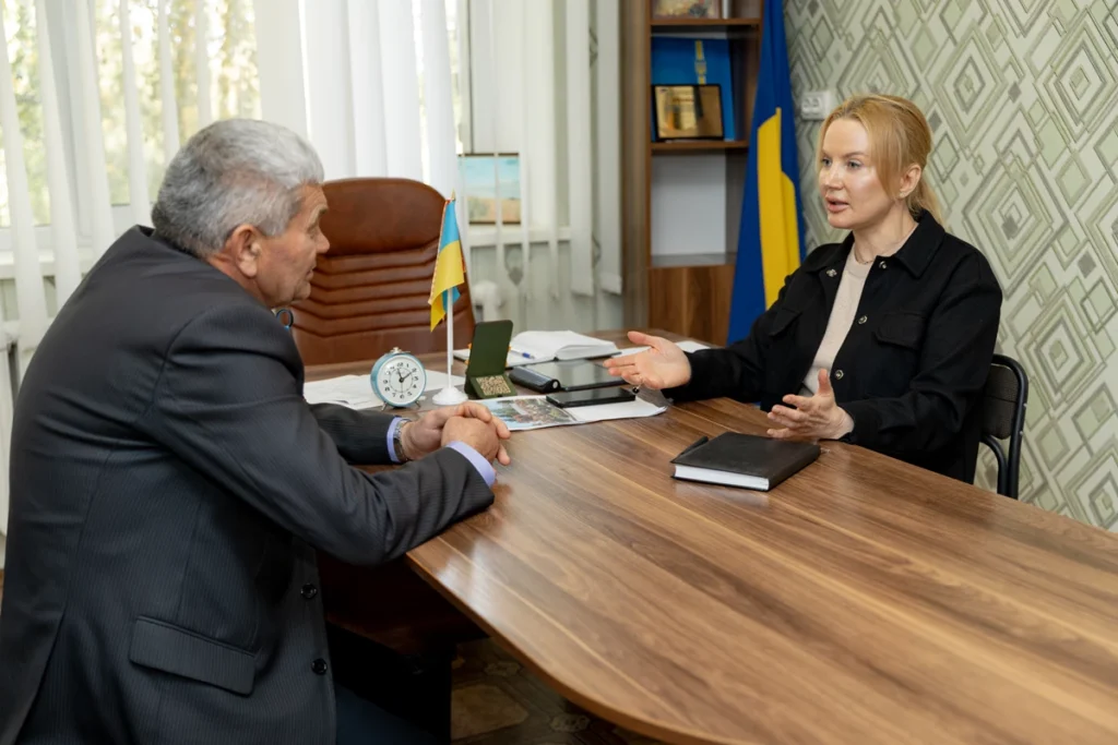 Ірина Салогуб розмовляє в кабінеті з головою громади