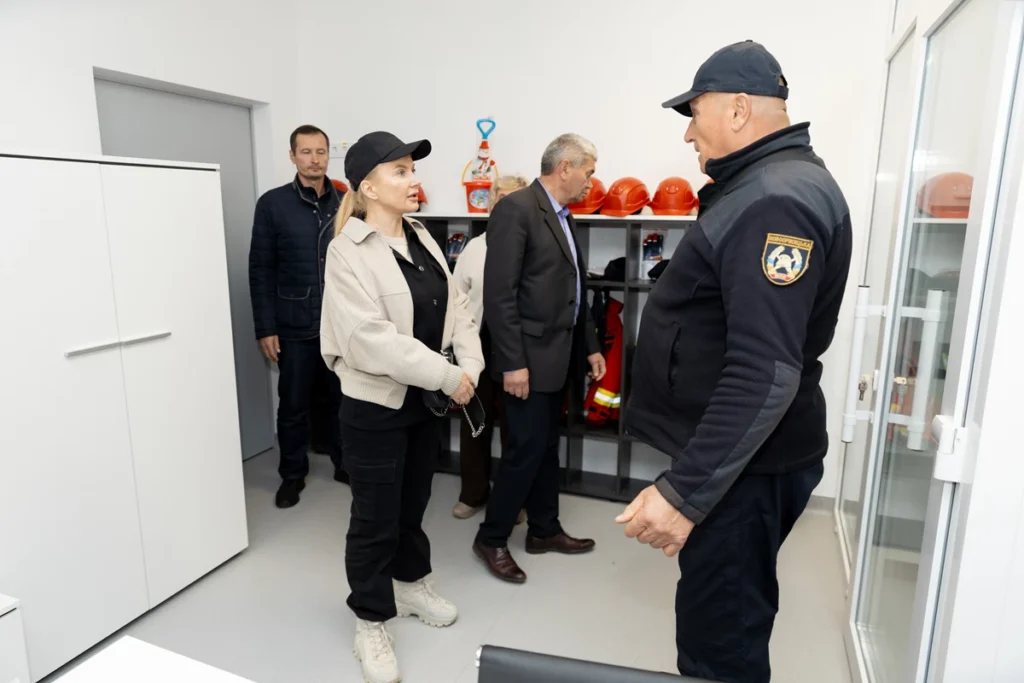 Ірина Салогуб розмовляє з рятувальником, представники громади та ОВА оглядають приміщення Центру пожежної безпеки