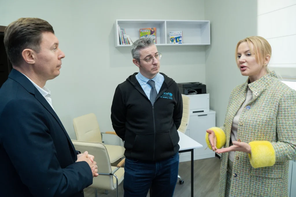 Ірина Салогуб спілкується з двома представниками ЮНІСЕФ у просторі