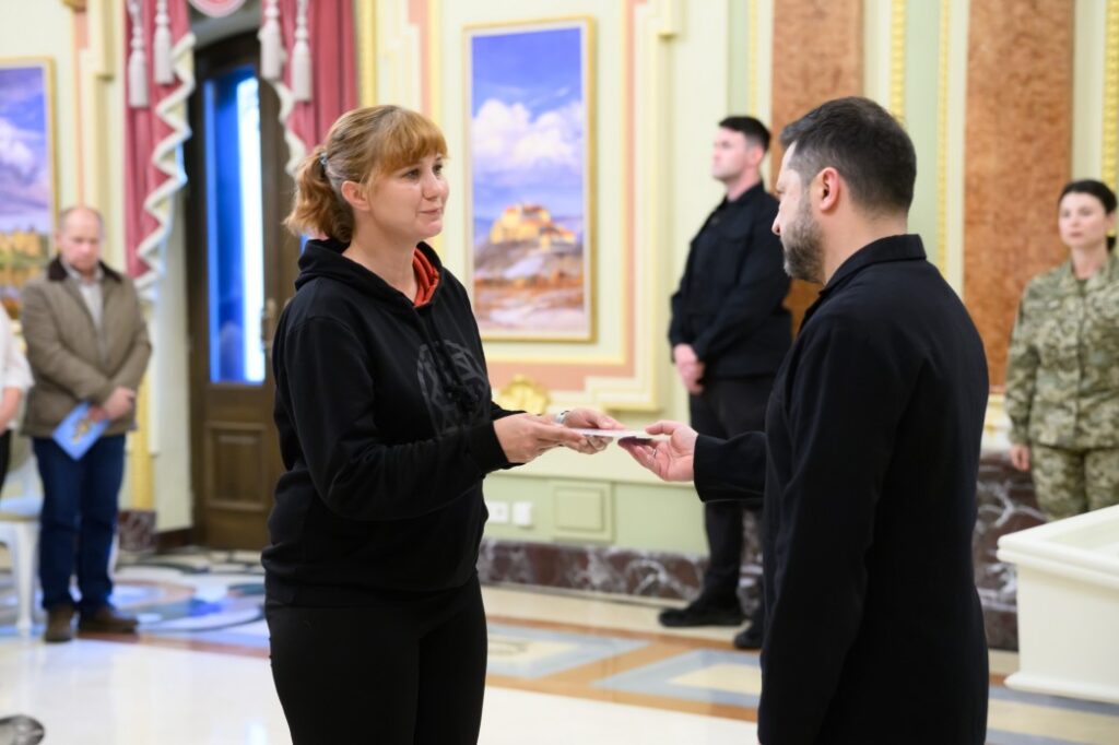 Володимир Зеленський передає сертифікат родині полеглого Героя
