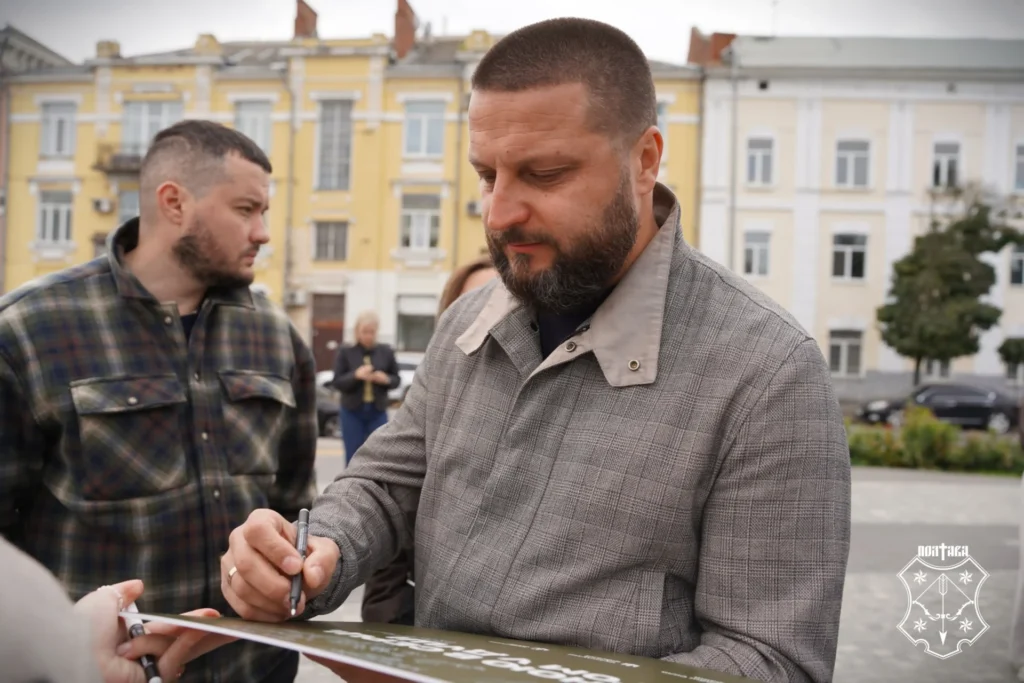 чоловік підписує табличку